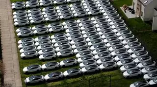 Plac wypełniony autami elektrycznymi 