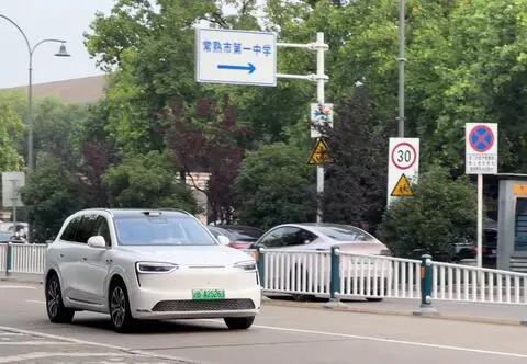 Aito M7 z technologią Huawei. Sam wyjeżdża z parkingu, jedzie przez miasto i szuka miejsca