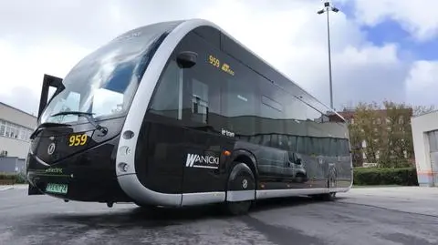 Autobus, który wygląda jak tramwaj przyjechał na testy do Warszawy