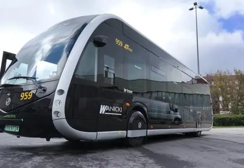 Autobus, który wygląda jak tramwaj, przyjechał na testy do Warszawy