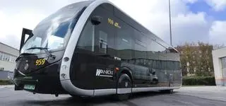 Autobus, który wygląda jak tramwaj przyjechał na testy do Warszawy