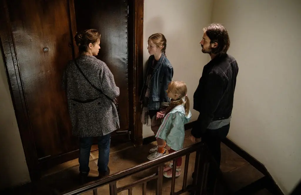 Tajemnica zawodowa: Julia (Magdalena Różczka) i Miller (Piotr Stramowski) z córkami