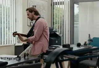 Detektywi: Romantyczna ballada w wykonaniu detektywa Maksa!