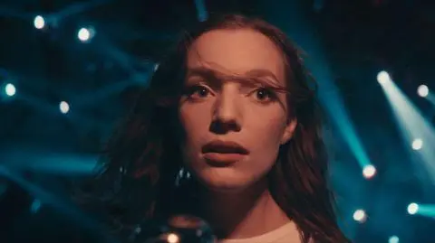 sanah - Jestem Twoją Bajką, kadr z teledysku