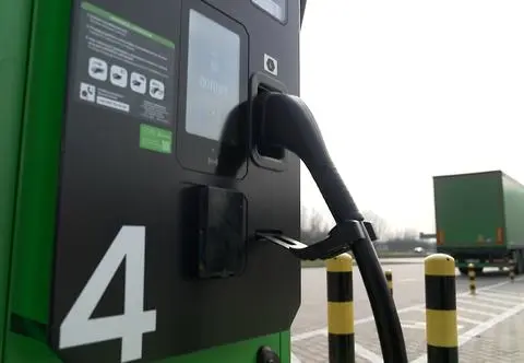 Pierwsza publiczna stacja ładowania elektrycznych ciężarówek w Polsce. Czy elektryk jest tańczy od diesla?