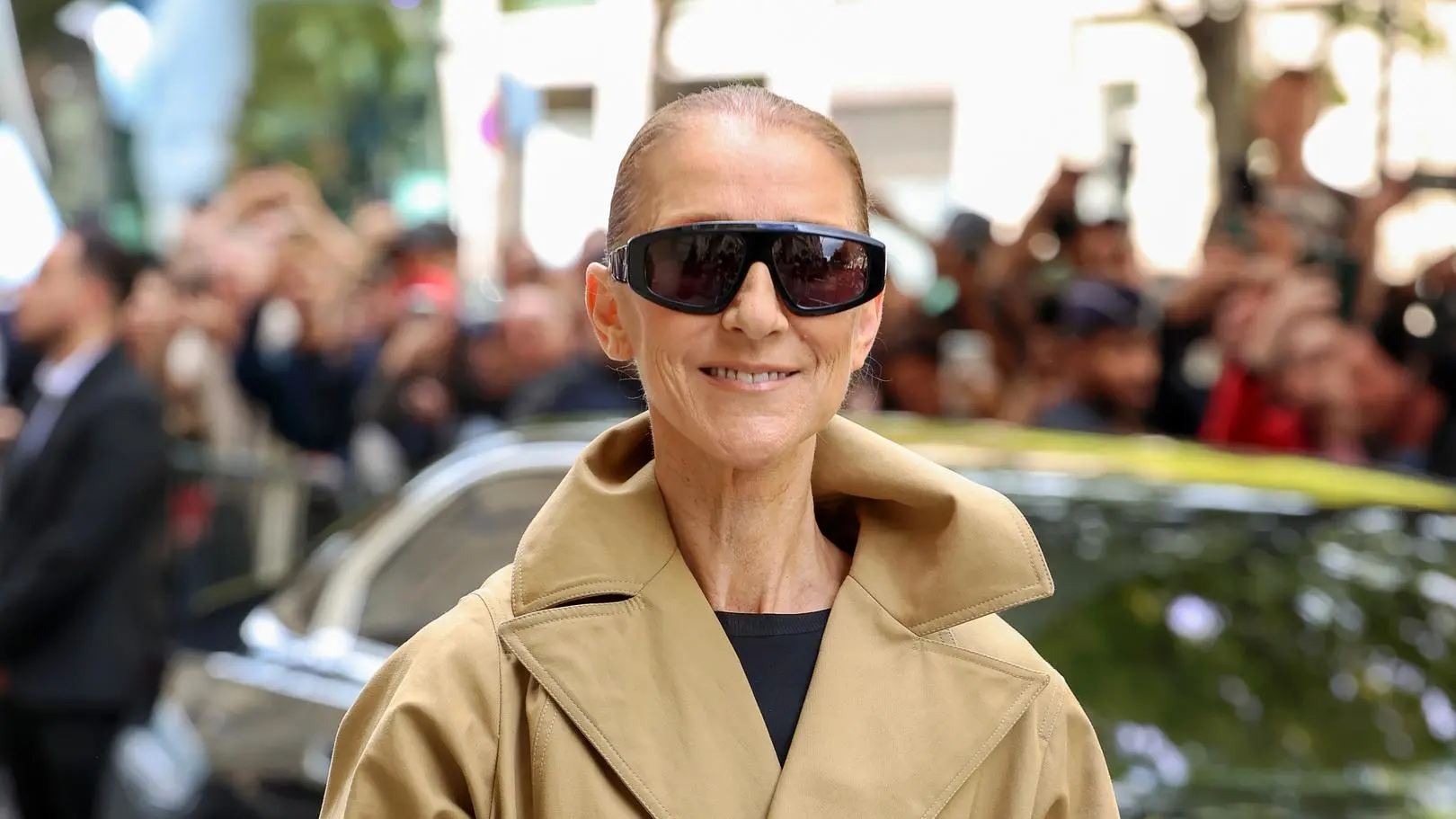 Céline Dion zachwyciła w Paryżu. Tłumy fanów czekały na nią przed hotelem