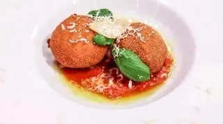 Iwo Mnich: Arancini alla pomidoro z ragù i oliwą bazyliową