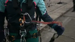 Małgosia Rozenek-Majdan zjeżdża po ścianie hotelu