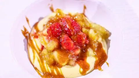 Crumble jabłko-malina z sosem waniliowym, lodami waniliowymi i sosem karmelowym