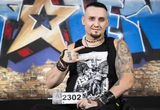 Wypadek i paraliż nie zniweczył jego marzeń. Tomek Kowalski w "Mam Talent"