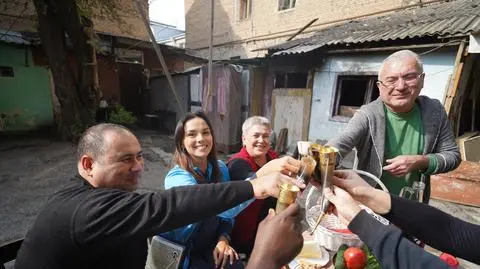 Azja Express: Paulina, Luka i Adam na imprezach wznosili toasty