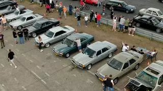 Klasyczne Mercedesy stojące w rzędzie na zlocie.