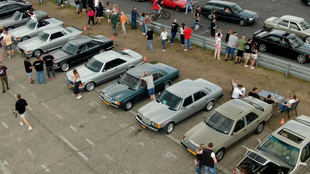 Klasyczne Mercedesy stojące w rzędzie na zlocie.