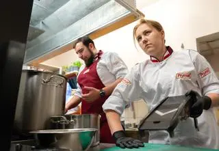 Magda Gessler w "Oazie Smaku". Przesolone mięso i "ohydna" surówka to dopiero początek...