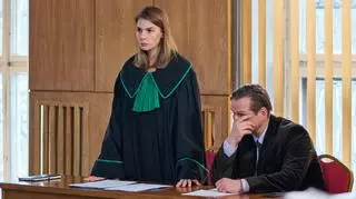 Kadr odcinka 3780 serialu TVN Na Wspólnej. Ola (Marta Wierzbicka) w sądzie.