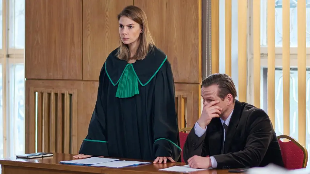 Kadr odcinka 3780 serialu TVN Na Wspólnej. Ola (Marta Wierzbicka) w sądzie.