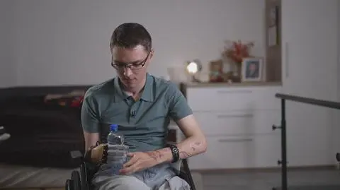 Dominik otarł się o śmierć. Dziś walczy o samodzielność z nowymi protezami