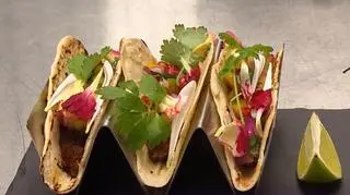 Borys Kaszubowski: Tacos z Skirt Steak z salsą z mango , granatu i mięty i queso flameado