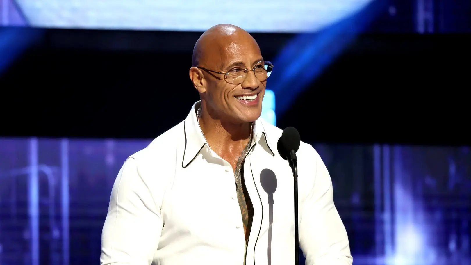 Siwe włosy, płaszcz i protezy. Dwayne Johnson przeszedł niezwykłą przemianę