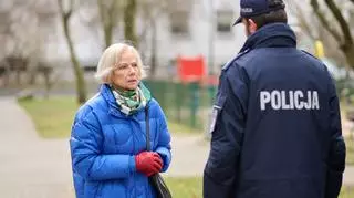 Kadr z odcinka 3629 serialu Na Wspólnej. Maria Zięba (Bożena Dykiel) rozmawia z policjantem.