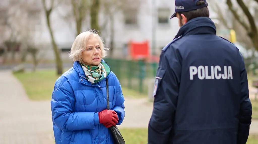 Kadr z odcinka 3629 serialu Na Wspólnej. Maria Zięba (Bożena Dykiel) rozmawia z policjantem.