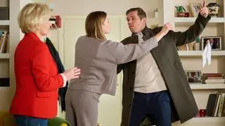 Kadr z serialu Na Wspólnej, odcinek 3609. Olka (Marta Wierzbicka) walczy z pijanym narzeczonym. 