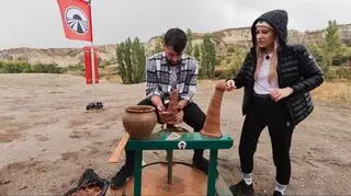 Azja Express: Lepienie kominów z gliny