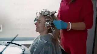 Ślub...: Kornelia poszła do fryzjera, a tam... babcia Marka!