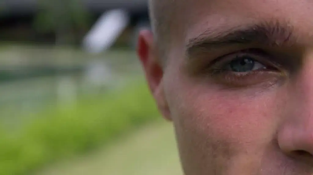 Blondino Latino – nowy uczestnik w Hotelu Paradise