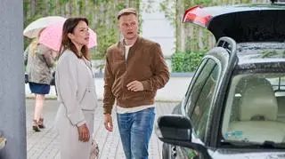 Kadr z odcinka serialu TVN Na Wspólnej - Bradecka (Anna Dereszowska) i  Igor Nowa (Jakub Wesołowski)