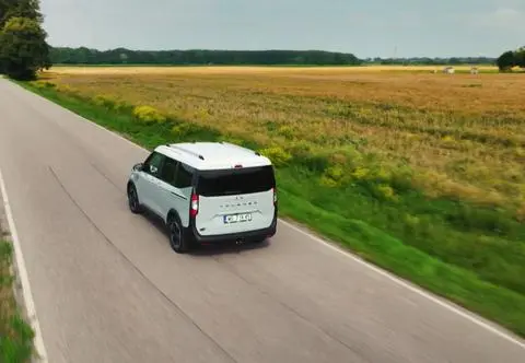 Ford E-Tourneo Courier - praktyczność ważniejsza niż prestiż