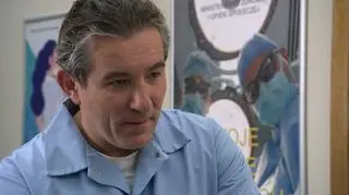 Kadr z odcinka serialu "Na Wspólnej". Lew (Przemysław Sadowski) w szpitalu.