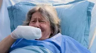 Ewa Hoffer (Ewa Gawryluk) z chorą matką w szpitalu. Kadr z odcinka 3611 serialu TVN Na Wspólnej.
