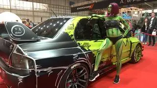 Ciało modelki pokryte barwami Mitsubishi Lancera.