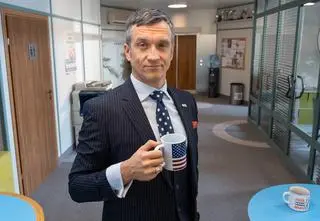 Camera Cafe. Nowe parzenie PRZED EMISJĄ: Nic tak nie budzi radości w sercu, jak nowy ekspres w firmie!