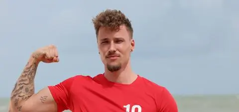 Flirtuje, żartuje i rozwozi ciasteczka. Czy Filip Kuliński znajdzie w "Hotelu Paradise 13" wymarzoną blondynkę?