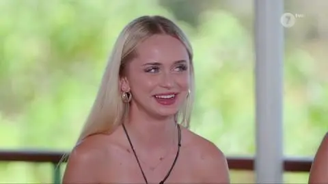 Hotel Paradise 13. Nadia 