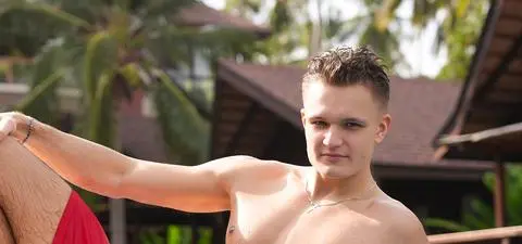 Nie boi prowokować i dolewać oliwy do ognia. Szymon Woźniakiewicz wkracza do "Hotelu Paradise 13"
