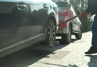 Uszkodzona opona po wjechaniu w dziurę w jezdni? Wezwanie lawety nie musi oznaczać utraty zniżek