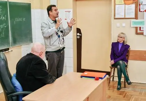 Polski z Jerzym Bralczykiem, dialogi po angielsku i drzemki na chemii! Podsumowanie 6. odcinka "Back to school. Prawdziwy egzamin"