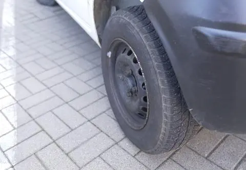 Jazda na zimówkach latem. Z czym muszą liczyć się kierowcy?