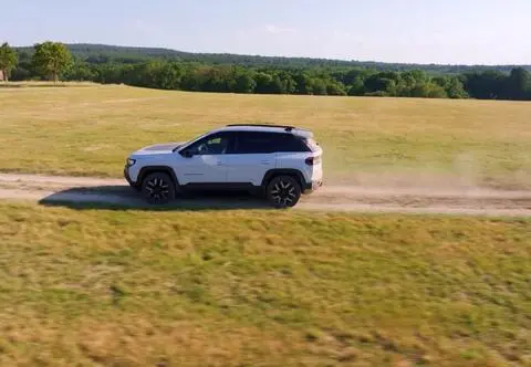Jeep Compass 4xe. Pierwszy Compass z napędem 4x4 tylko na prąd