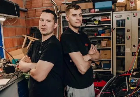 Jeździć, obserwować. Dymiące Audi, źle położona folia i awaria elektryka
