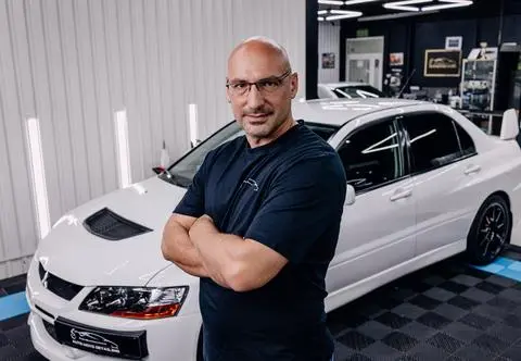 Jeździć, obserwować: Mercedes z opadającym tyłem i Audi Q7, które nie chce odpalić