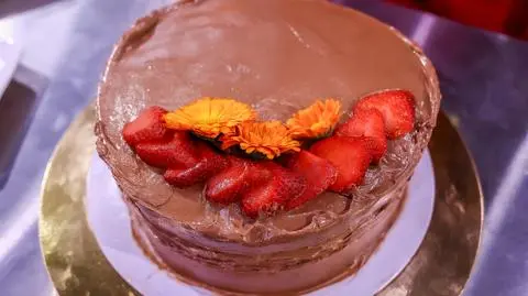Józef Graczyk/ Natalia Kawa
Tort lemon curd z żelką truskawkową i chrupką czekoladową

