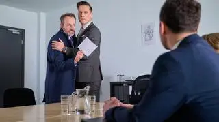 Kadr z odcinka 3622 serialu Na Wspólnej. Darek Żbik (Michał Mikołajczak) w kancelarii.
