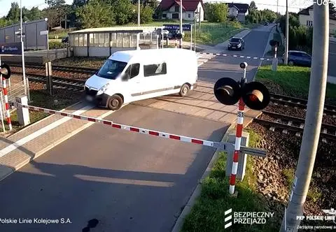 Kamery na przejazdach kolejowych będą nagrywać kierowców. Grożą wysokie mandaty