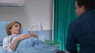 Kadr z odcinka serialu 3599, Iga i Michał w szpitalu. Iga walczy o ciążę!