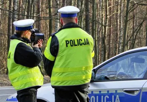 Policja sprawdzi światła w samochodach. Mandat do 300 zł i ryzyko utraty dowodu rejestracyjnego