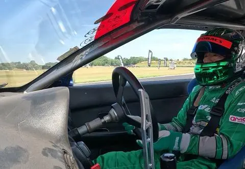 „Król driftu” w Poznaniu. Keiichi Tsuchiya za kierownicą Nissana Skyline’a